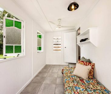 CHARMING BEACHSIDE COTTAGE - Photo 4