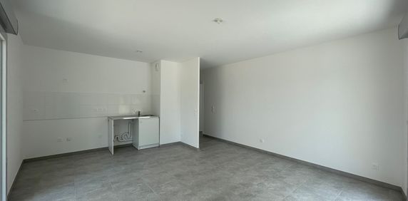 Appartement 3 pièces 73m2 MARSEILLE 9EME 1 084 euros - Photo 2