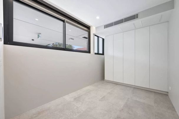 Stylish One-Bedroom Designer Beachside Apartment with Spectacular Views and Secure Parking - 6 Month Lease - Photo 1