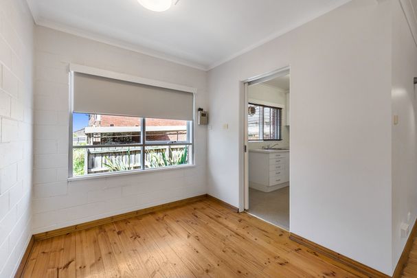 Cozy Townhouse In Prime Location! - Photo 1