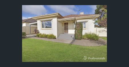 Three bedroom home + shedding - Photo 5