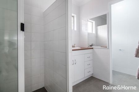 Tidy Modern Unit - Minutes from the CBD - Photo 5