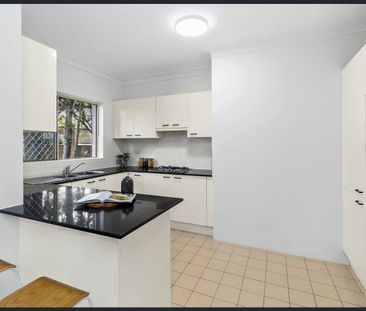 3 bedroom ground floor apartment , large area with huge backyard - Photo 5