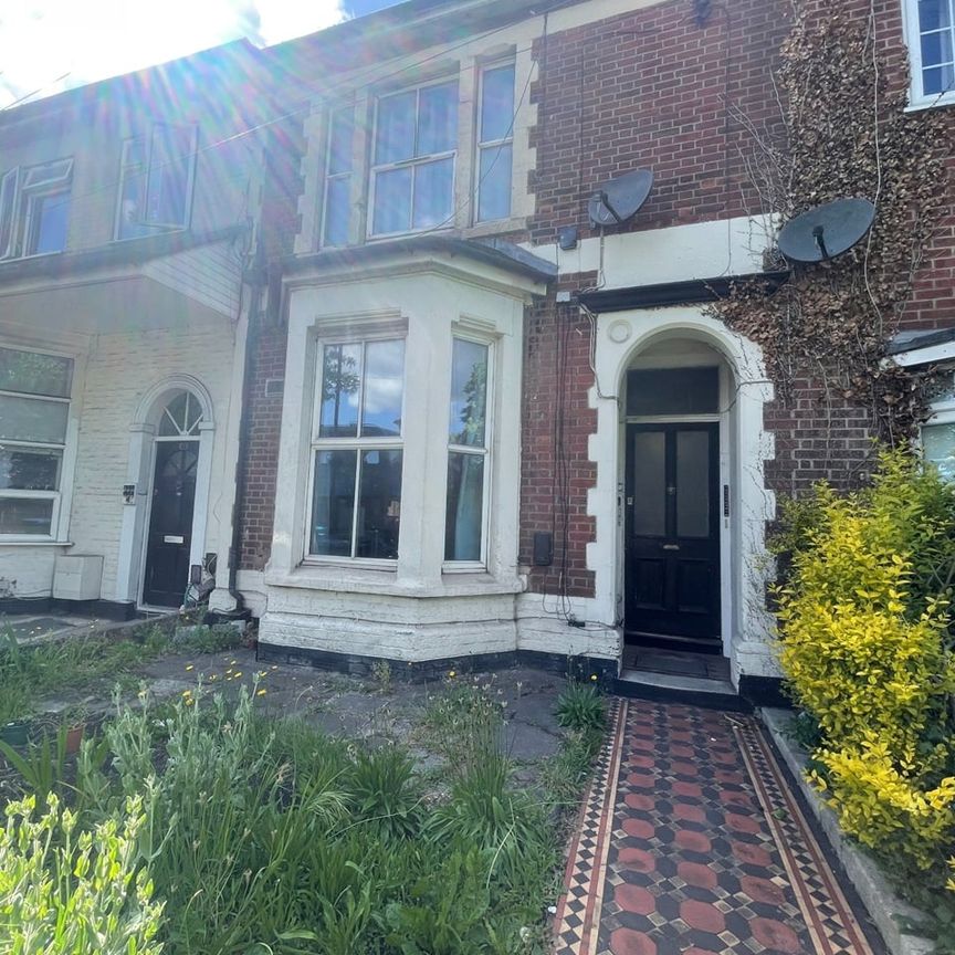 Studio Flat, Northam Road, SO14 - Photo 1