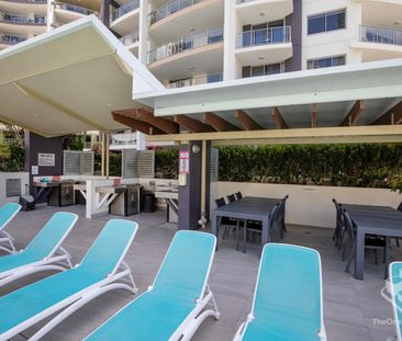 Freshly Updated 2-Bedroom, 2-Bathroom Apartment with Beautiful Pool & Garden Views – Just Moments from Surfers Paradise Beach! - Photo 3