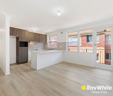 Freshly Renovated Top Floor Apartment - Stylish & Convenient Living - Photo 3