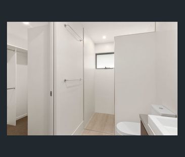 Modern Coastal Living with Pool – Rent increasing to $1450 on 17/10/26 - Photo 4