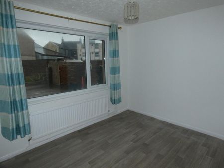 3 bedroom end of terrace house to rent - Photo 4