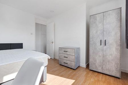 4 bedroom semi-detached house to rent - Photo 4