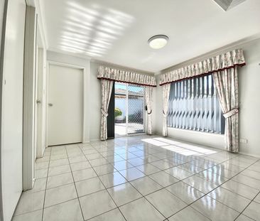 SPACIOUS 3 BEDROOM DUPLEX IN PRIME, FAMILY FRIENDLY LOCATION! - Photo 1