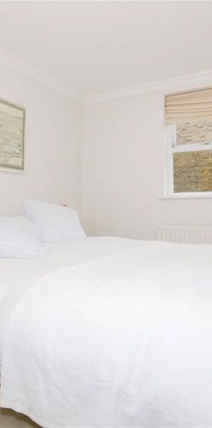 2 bedroom flat in London - Photo 1