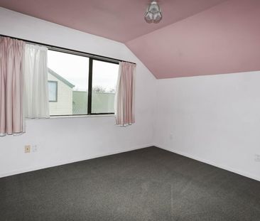 3 BEDROOM, 2 BATHROOM TOWNHOUSE - Photo 3