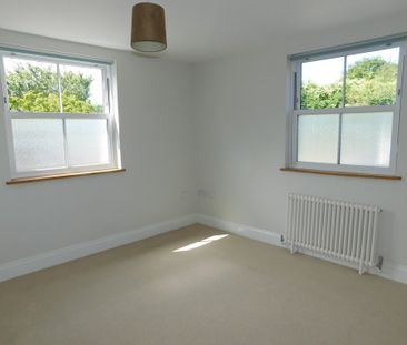 2 bedroom ground maisonette to let - Photo 1