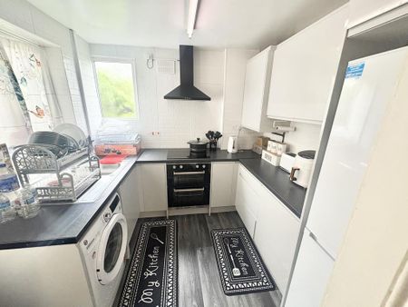 1 bedroom in a house share to rent - Photo 4