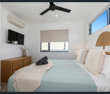 Modern 3 bedroom Townhouse - Walk to the beach! Fully furnished - Photo 6