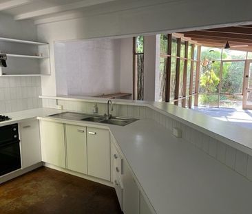 Charming and spacious - Photo 2