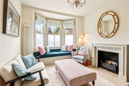 A beautiful three bedroom house on a quiet residential street - Photo 4