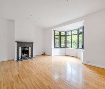 An attractive family home in an ideal location for town, schools an... - Photo 2