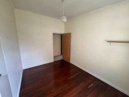 Large 3 Bedroom Family Home - Photo 3