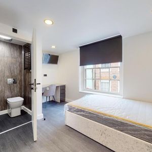 1 bedroom in a house share to rent - Photo 2