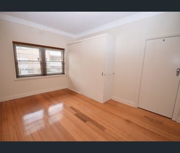 ENJOY THE BEST OF ST KILDA - Photo 3