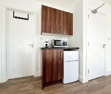 Kestrel Avenue, Staines-upon-Thames, Surrey, TW18 4RU - Photo 3