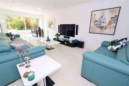 Strathcona Gardens, Knaphill, Woking, Surrey, GU21 - Photo 2