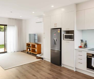 Modern townhouse in a prime location! - Photo 5