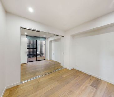 Stunning Four Bed Townhouse Near The Bay - Photo 3