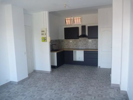 Location Appartement 2 pièces 38m² ST LAURENT DU VAR 06700 - Photo 3