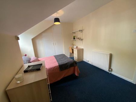 3 bedroom flat to rent - Photo 4