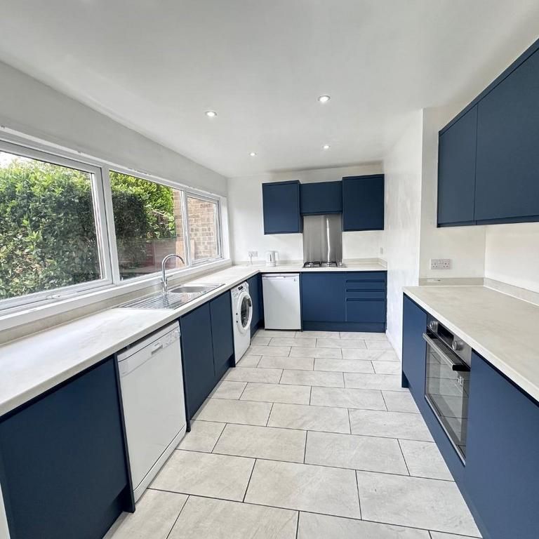 4 bedroom semi-detached house to rent - Photo 1