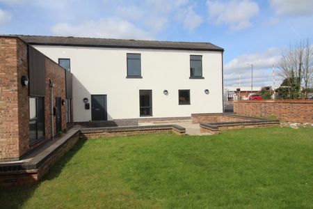 Castle Apartments, Station Road, Hatton, Derbyshire DE65 5DW - Photo 2