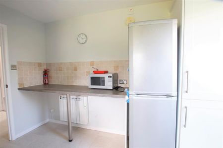 2 bedroom semi-detached bungalow to rent - Photo 3