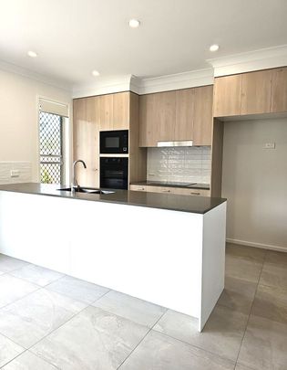 LAWNED BACKYARD OVERLOOKING PARKLAND-3 BED 2BATH TOWNHOUSE WITH FULLY DUCTED AIR - Photo 1