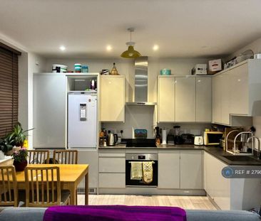 1 bedroom in a flat share to rent - Photo 2