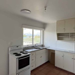 6 Bedroom Home in Hillcrest - Upstairs/Downstairs - Photo 2