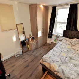 2 bedroom Flat in Otley Road, Leeds - Photo 1