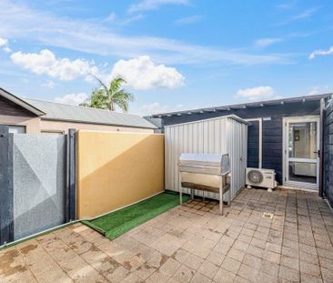 Location, location, lovely townhouse just opposite Botany Town Centre - Photo 6