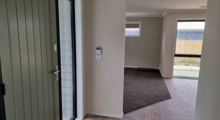 Single level 4-bedroom 2-bathroom house - Photo 3