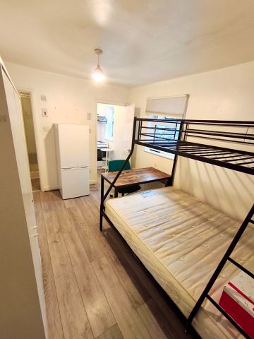 Studio Flat, Neasden Lane North, NW10 - Photo 3