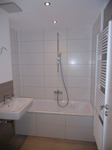 Ihr neues Zuhause: Helle Räume, hochwertiger Bodenbelag und komfortable Einbauküche - Photo 4