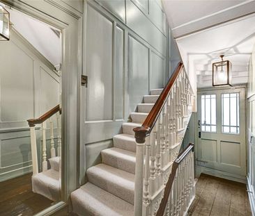 A beautifully restored townhouse offering contemporary living in the heart of Soho. - Photo 4