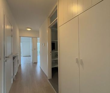 Gerenoveerd appartement met veel lichtinval, gelegen op de Markt - Photo 2