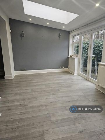 3 bedroom semi-detached house to rent - Photo 2