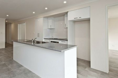 Spacious Family Home Close to Parks & Shops - Photo 5