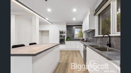 Spacious Five-Bedroom House - Photo 2