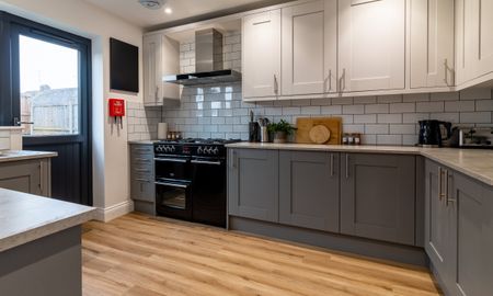Stunning Refurbed Home in Stanway location - Photo 5