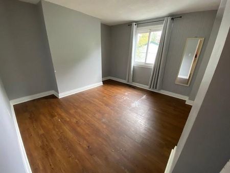 38 Calderwood Drive - Upper - 4 bed, 1 bath - STUDENTS - Photo 5