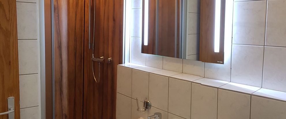 Sutthausen, Geschmackvoll eingerichtetes Zimmer in einer Hotel ähnlichen Anlage. - Photo 1